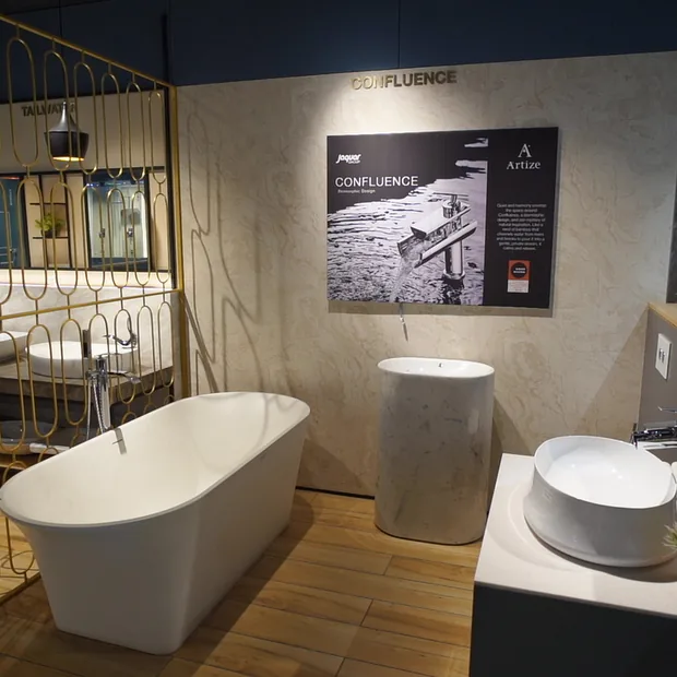 Freestanding designer bathtub setting